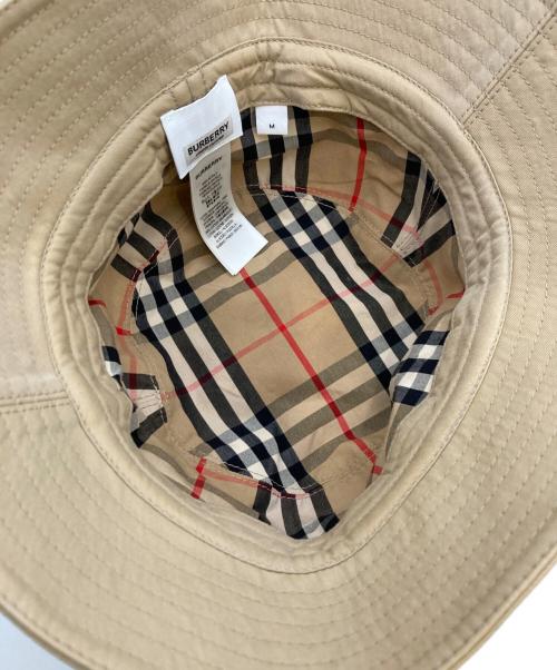 BURBERRY（バーバリー）BURBERRY (バーバリー) エンブロイダードロゴコットンバケットハット ベージュ サイズ:Mの古着・服飾アイテム