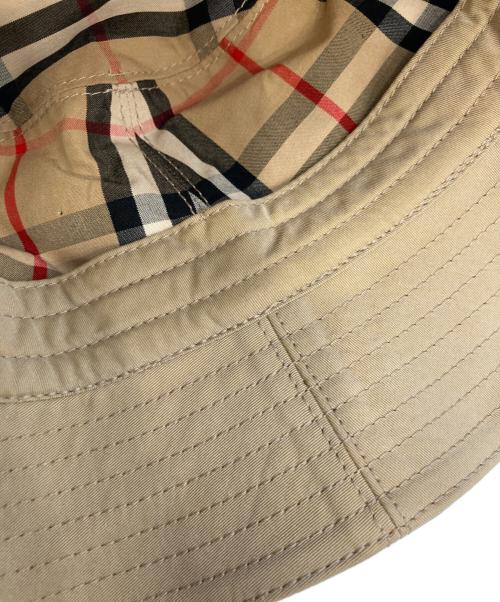 BURBERRY（バーバリー）BURBERRY (バーバリー) エンブロイダードロゴコットンバケットハット ベージュ サイズ:Mの古着・服飾アイテム