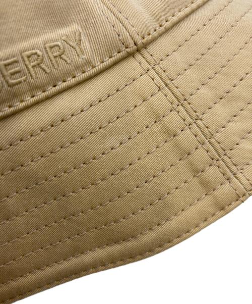 BURBERRY（バーバリー）BURBERRY (バーバリー) エンブロイダードロゴコットンバケットハット ベージュ サイズ:Mの古着・服飾アイテム