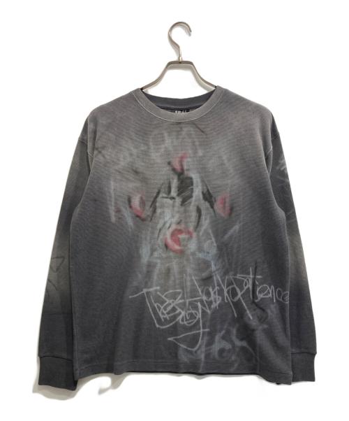THE BOY HAS NO PATIENCE（ザボーイハズノーパティエンス）THE BOY HAS NO PATIENCE (ザボーイハズノーパティエンス) DISCIPLE GRAFFITI IRREGULAR L/S TEE/ディサイプル グラフィック カットソー グレー サイズ:Sの古着・服飾アイテム
