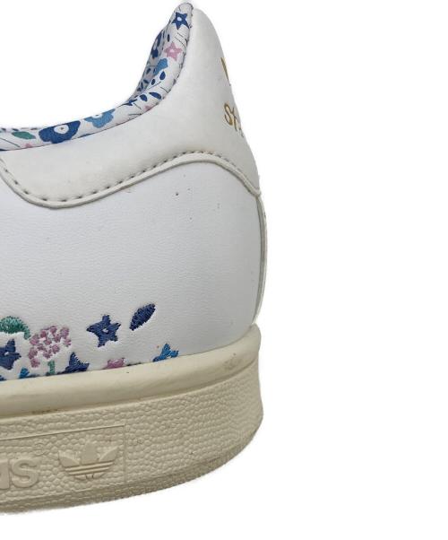 adidas（アディダス）adidas (アディダス) STAN SMITH LIBERTY LDN/スタンスミス リバティ FTWR/FTWR/CLEA ホワイト サイズ:24cm/US6/UK5.5/FR38 2/3の古着・服飾アイテム