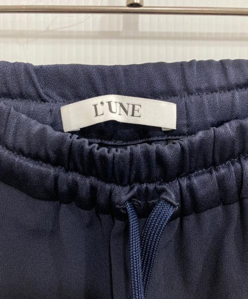 L'UNE（リュンヌ）L'UNE (リュンヌ) サイドラインパンツ（バックサテンジョーゼット） ネイビー サイズ:36の古着・服飾アイテム