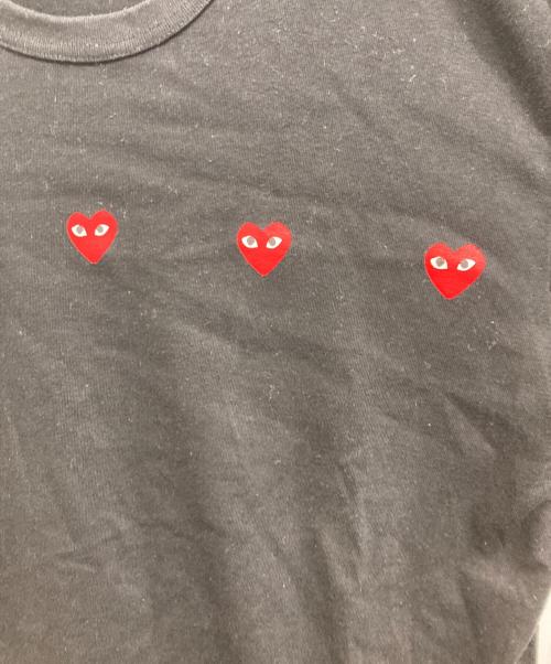 PLAY COMME des GARCONS（プレイコムデギャルソン）PLAY COMME des GARCONS (プレイコムデギャルソン) Printed Triple Small Red Heart T-Shirt ブラック サイズ:Sの古着・服飾アイテム