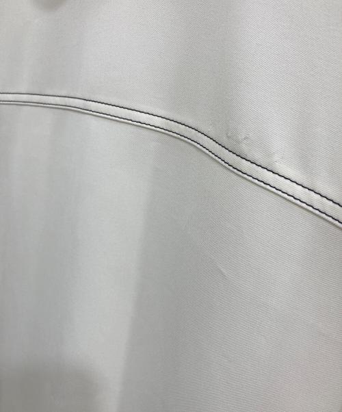 CAST:（キャスト）CAST: (キャスト) バックボタンブラウス ホワイト サイズ:Sの古着・服飾アイテム