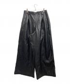 MAISON SPECIALメゾンスペシャル）の古着「Artificial Leather Pin-Tuck Wide Pants」｜ブラック