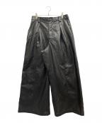 MAISON SPECIALメゾンスペシャル）の古着「Artificial Leather Pin-Tuck Wide Pants」｜ブラック