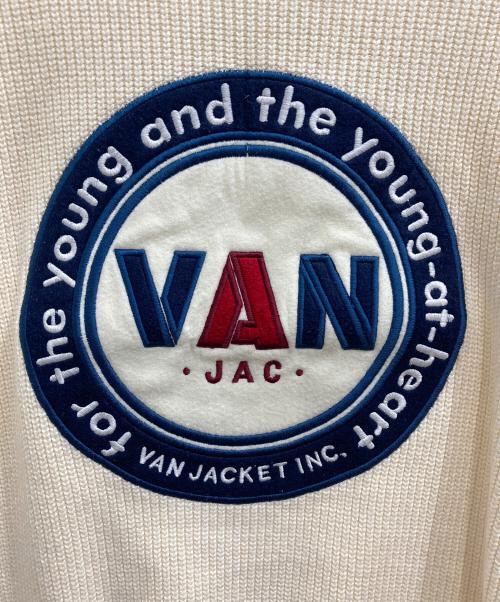 VAN JAC（ヴァン・ヂャケット）VAN JAC (ヴァン・ヂャケット) ロゴワッペンセーター アイボリー サイズ:Mの古着・服飾アイテム