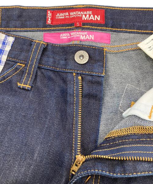 JUNYA WATANABE COMME des GARCONS MAN PINK（ジュンヤワタナベ コムデギャルソンマン ピンク）JUNYA WATANABE COMME des GARCONS MAN PINK (ジュンヤワタナベ コムデギャルソンマン ピンク) LEVI'S (リーバイス) ギンガムチェックパッチデニムパンツ インディゴ サイズ:W29×L31の古着・服飾アイテム