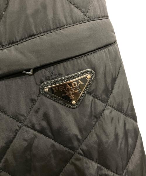 PRADA（プラダ）PRADA (プラダ) 三角プレート付キルティング中綿ジャケット ブラック サイズ:52の古着・服飾アイテム