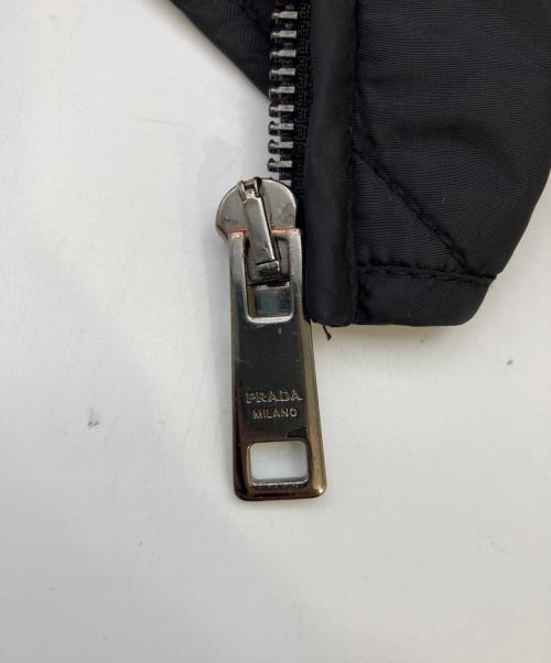 PRADA（プラダ）PRADA (プラダ) 三角プレート付キルティング中綿ジャケット ブラック サイズ:52の古着・服飾アイテム