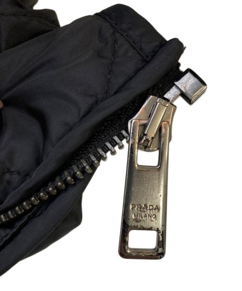 PRADA（プラダ）PRADA (プラダ) 三角プレート付キルティング中綿ジャケット ブラック サイズ:52の古着・服飾アイテム