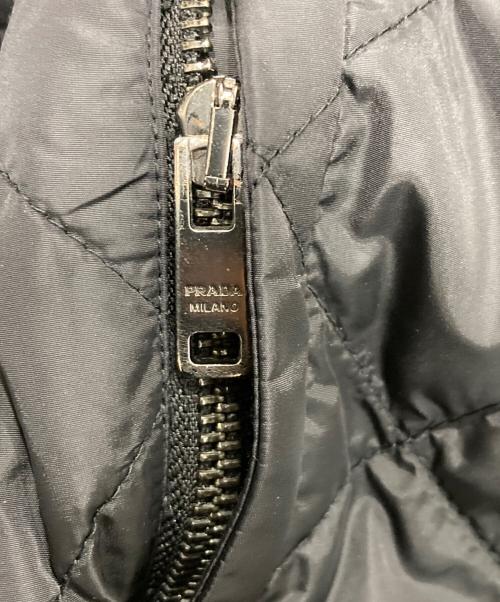 PRADA（プラダ）PRADA (プラダ) 三角プレート付キルティング中綿ジャケット ブラック サイズ:52の古着・服飾アイテム