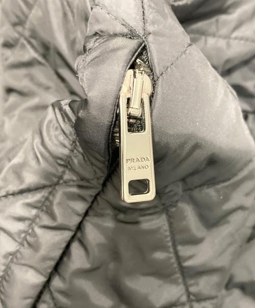 PRADA（プラダ）PRADA (プラダ) 三角プレート付キルティング中綿ジャケット ブラック サイズ:52の古着・服飾アイテム