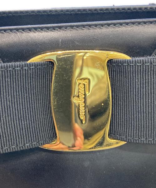 Salvatore Ferragamo（サルヴァトーレ フェラガモ）Salvatore Ferragamo (サルヴァトーレ フェラガモ) ヴァラリボンレザーハンドバッグ ブラックの古着・服飾アイテム