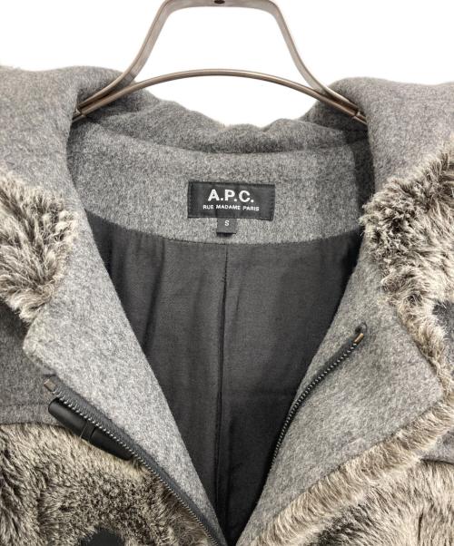 A.P.C.（アーペーセー）A.P.C. (アーペーセー) フェイクファーダッフルコート グレー サイズ:Sの古着・服飾アイテム