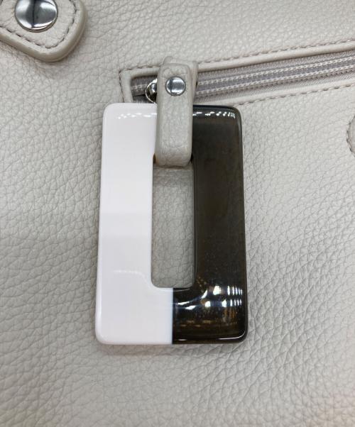 EAR（イア）EAR (イア) 樹脂チャームフラップショルダーバッグ ホワイト サイズ:-の古着・服飾アイテム