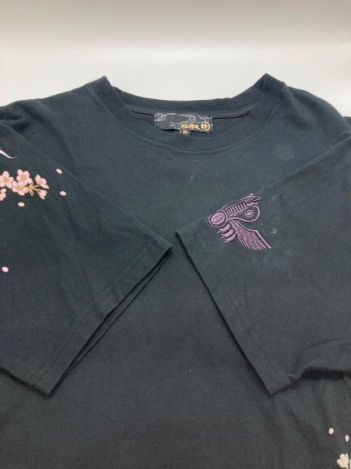 絡繰魂（カラクリタマシイ）絡繰魂 (カラクリダマシイ) 刺繍Tシャツ ブラック サイズ:XLの古着・服飾アイテム