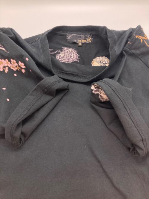 絡繰魂（カラクリタマシイ）絡繰魂 (カラクリダマシイ) 刺繍Tシャツ ブラック サイズ:XLの古着・服飾アイテム