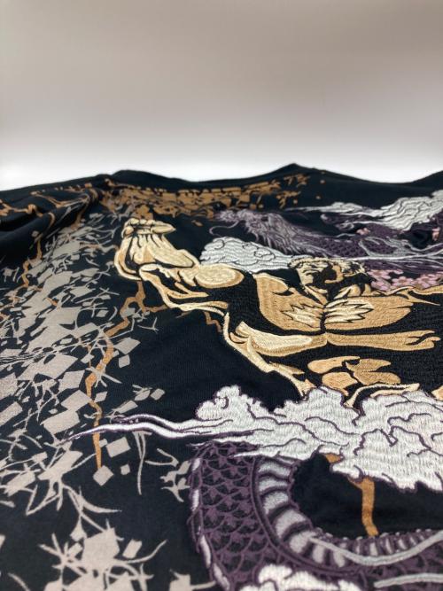 絡繰魂（カラクリタマシイ）絡繰魂 (カラクリダマシイ) 刺繍Tシャツ ブラック サイズ:XLの古着・服飾アイテム