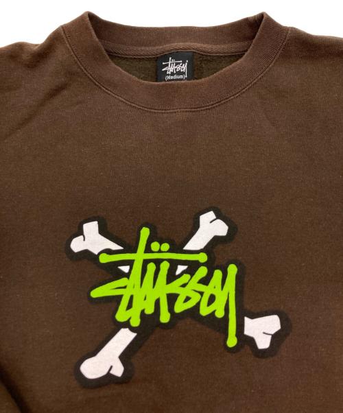 stussy（ステューシー）stussy (ステューシー) クロスボーンプリントスウェット ブラウン サイズ:Mの古着・服飾アイテム