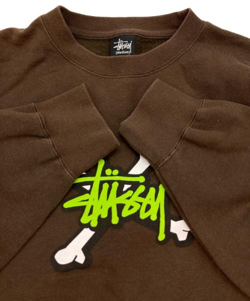 stussy（ステューシー）stussy (ステューシー) クロスボーンプリントスウェット ブラウン サイズ:Mの古着・服飾アイテム