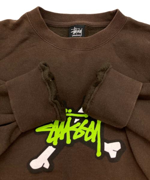 stussy（ステューシー）stussy (ステューシー) クロスボーンプリントスウェット ブラウン サイズ:Mの古着・服飾アイテム