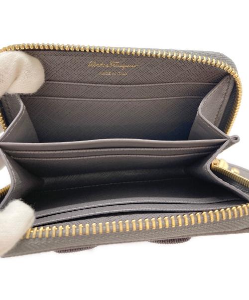 Ferragamo（フェラガモ）Ferragamo (フェラガモ) ラウンドコインケース ライトグレーの古着・服飾アイテム