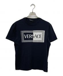 GIANNI VERSACE（ジャンニ・ヴェルサーチ）の古着「ロゴプリントTシャツ」｜ブラック