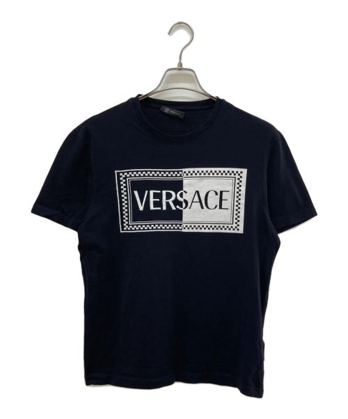 GIANNI VERSACE（ジャンニ・ヴェルサーチ）GIANNI VERSACE (ジャンニ・ヴェルサーチ) ロゴプリントTシャツ ブラック サイズ:Mの古着・服飾アイテム