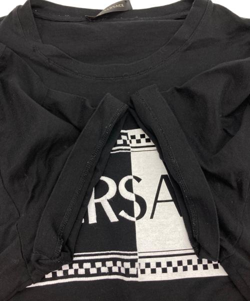 GIANNI VERSACE（ジャンニ・ヴェルサーチ）GIANNI VERSACE (ジャンニ・ヴェルサーチ) ロゴプリントTシャツ ブラック サイズ:Mの古着・服飾アイテム