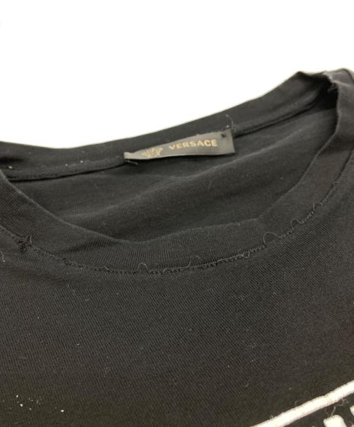 GIANNI VERSACE（ジャンニ・ヴェルサーチ）GIANNI VERSACE (ジャンニ・ヴェルサーチ) ロゴプリントTシャツ ブラック サイズ:Mの古着・服飾アイテム