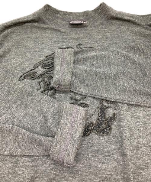 VERSACE JEANS COUTURE（ヴェルサーチ ジーンズクチュール）VERSACE JEANS COUTURE (ヴェルサーチ ジーンズクチュール) メデューサ刺繍ニット グレー サイズ:Ｍの古着・服飾アイテム