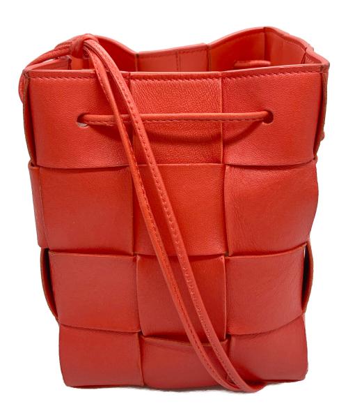 BOTTEGA VENETA（ボッテガベネタ）BOTTEGA VENETA (ボッテガベネタ) マキシイントレチャートカセットミニ クロスボディバケット ショルダーバッグ オレンジの古着・服飾アイテム