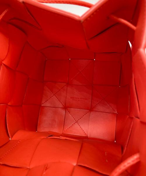 BOTTEGA VENETA（ボッテガベネタ）BOTTEGA VENETA (ボッテガベネタ) マキシイントレチャートカセットミニ クロスボディバケット ショルダーバッグ オレンジの古着・服飾アイテム