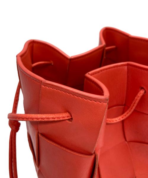 BOTTEGA VENETA（ボッテガベネタ）BOTTEGA VENETA (ボッテガベネタ) マキシイントレチャートカセットミニ クロスボディバケット ショルダーバッグ オレンジの古着・服飾アイテム