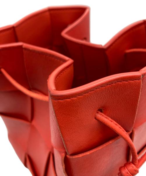 BOTTEGA VENETA（ボッテガベネタ）BOTTEGA VENETA (ボッテガベネタ) マキシイントレチャートカセットミニ クロスボディバケット ショルダーバッグ オレンジの古着・服飾アイテム