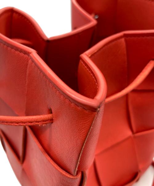 BOTTEGA VENETA（ボッテガベネタ）BOTTEGA VENETA (ボッテガベネタ) マキシイントレチャートカセットミニ クロスボディバケット ショルダーバッグ オレンジの古着・服飾アイテム