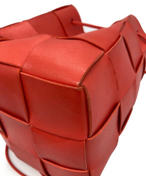 BOTTEGA VENETA（ボッテガベネタ）BOTTEGA VENETA (ボッテガベネタ) マキシイントレチャートカセットミニ クロスボディバケット ショルダーバッグ オレンジの古着・服飾アイテム