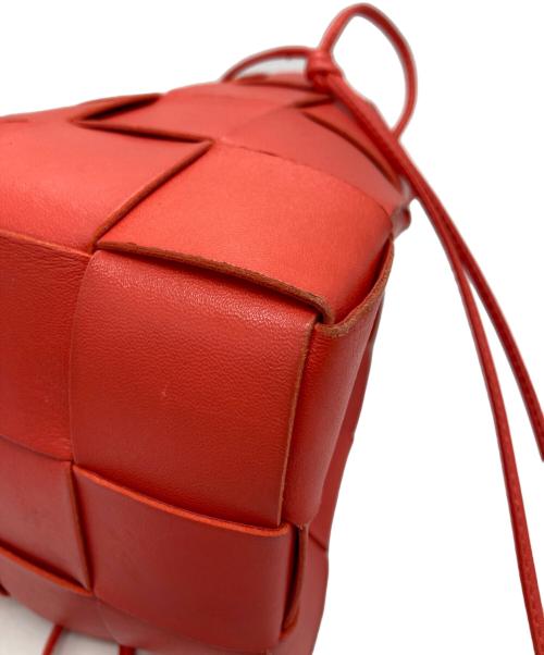 BOTTEGA VENETA（ボッテガベネタ）BOTTEGA VENETA (ボッテガベネタ) マキシイントレチャートカセットミニ クロスボディバケット ショルダーバッグ オレンジの古着・服飾アイテム