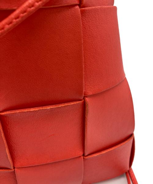 BOTTEGA VENETA（ボッテガベネタ）BOTTEGA VENETA (ボッテガベネタ) マキシイントレチャートカセットミニ クロスボディバケット ショルダーバッグ オレンジの古着・服飾アイテム