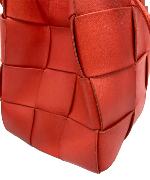 BOTTEGA VENETA（ボッテガベネタ）BOTTEGA VENETA (ボッテガベネタ) マキシイントレチャートカセットミニ クロスボディバケット ショルダーバッグ オレンジの古着・服飾アイテム