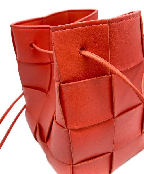 BOTTEGA VENETA（ボッテガベネタ）BOTTEGA VENETA (ボッテガベネタ) マキシイントレチャートカセットミニ クロスボディバケット ショルダーバッグ オレンジの古着・服飾アイテム