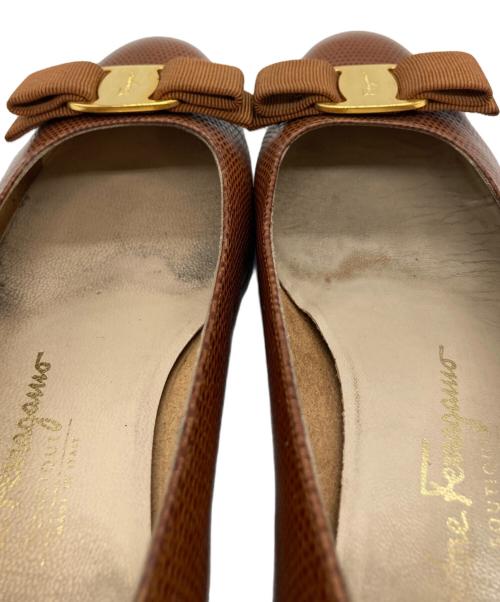 Salvatore Ferragamo（サルヴァトーレ フェラガモ）Salvatore Ferragamo (サルヴァトーレ フェラガモ) キャビアスキンヴァラリボンパンプス ブラウン サイズ:7 1/2の古着・服飾アイテム