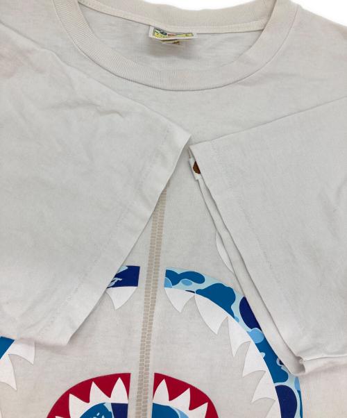 A BATHING APE（アベイシングエイプ）A BATHING APE (アベイシングエイプ) シャークプリントTシャツ ホワイト サイズ:Lの古着・服飾アイテム