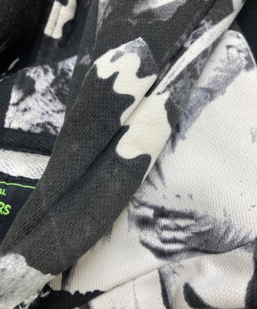 LEVI'S（リーバイス）LEVI'S (リーバイス) universal mosters 総柄プルオーバーパーカー ブラック×ホワイト サイズ:Sの古着・服飾アイテム