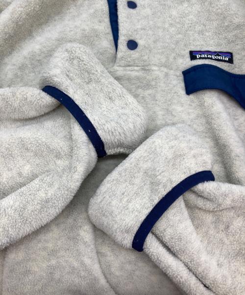 Patagonia（パタゴニア）Patagonia (パタゴニア) ライトウェイト・シンチラ・スナップT/フリースプルオーバー ライトグレー サイズ:Mの古着・服飾アイテム