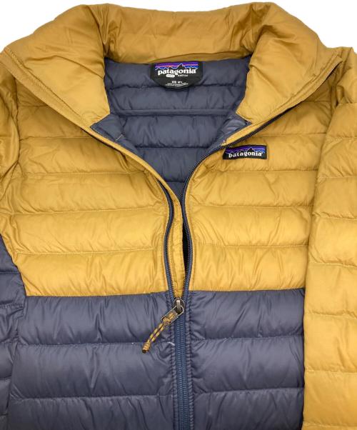 Patagonia（パタゴニア）Patagonia (パタゴニア) ダウン・セーター/ダウンジャケット マスタード×ネイビー サイズ:XSの古着・服飾アイテム