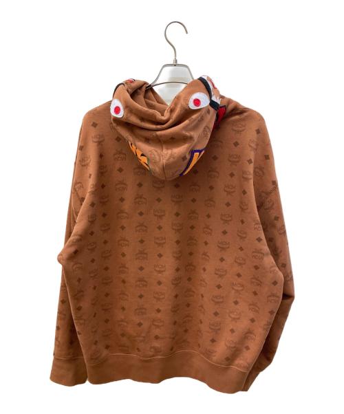 A BATHING APE（ア ベイシング エイプ）A BATHING APE (ア ベイシング エイプ) MCM (エムシーエム) モノグラム総柄シャークフーディ ブラウン サイズ:XLの古着・服飾アイテム
