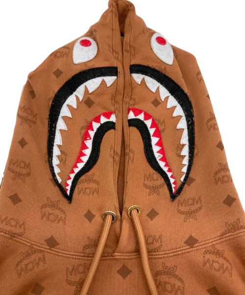 A BATHING APE（ア ベイシング エイプ）A BATHING APE (ア ベイシング エイプ) MCM (エムシーエム) モノグラム総柄シャークフーディ ブラウン サイズ:XLの古着・服飾アイテム