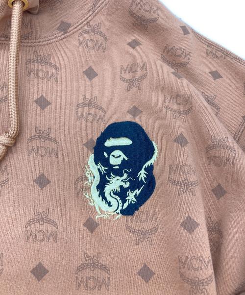 A BATHING APE（ア ベイシング エイプ）A BATHING APE (ア ベイシング エイプ) MCM (エムシーエム) モノグラム総柄シャークフーディ ブラウン サイズ:XLの古着・服飾アイテム
